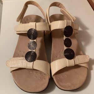 NWOT Vionic Ivory Sandals- size 9
